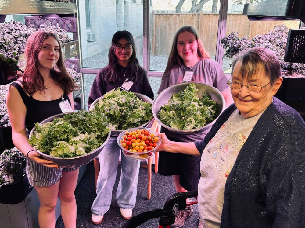 Jennifer Kappy PHOTO
River East Collegiate students Jenna Martino, Dhyani Patel and Dyana Kehler and Donwood tenant Melba Doerksen with freshly harvested produce from the hydroponic garden.