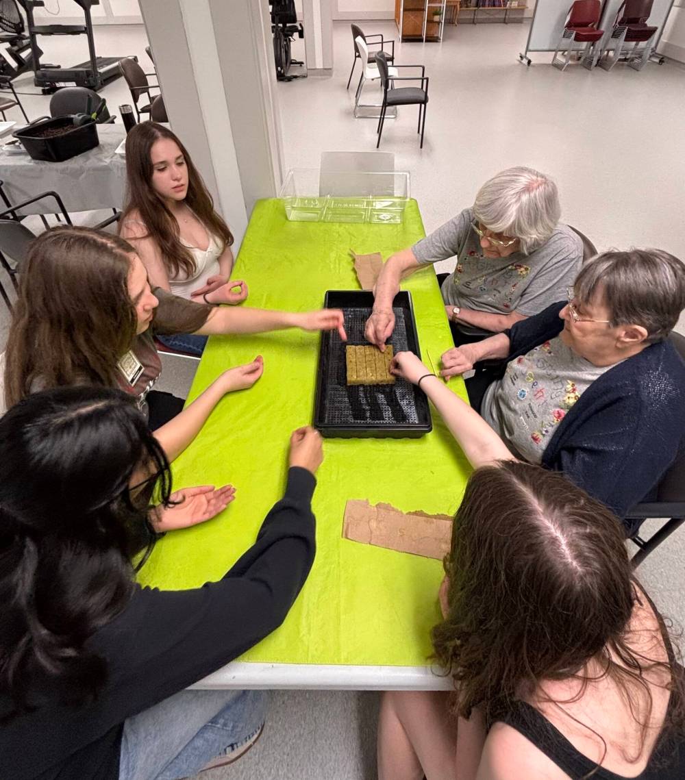 JOHN LONGHURST PHOTO
Students (r-l) Jenna Martino, Dyhani Patel, Dyana Kehler and Anastasia Subota plant seeds with Donrood tenants Essie Herrod and Melba Doerksen