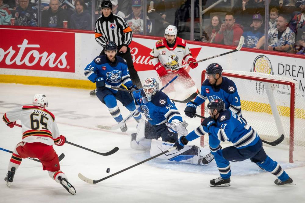 BROOK JONES/FREE PRESS
Manitoba Moose goaltender Domenic Divincentiis keeps an eye on the puck during first period action Saturday in Winnipeg.