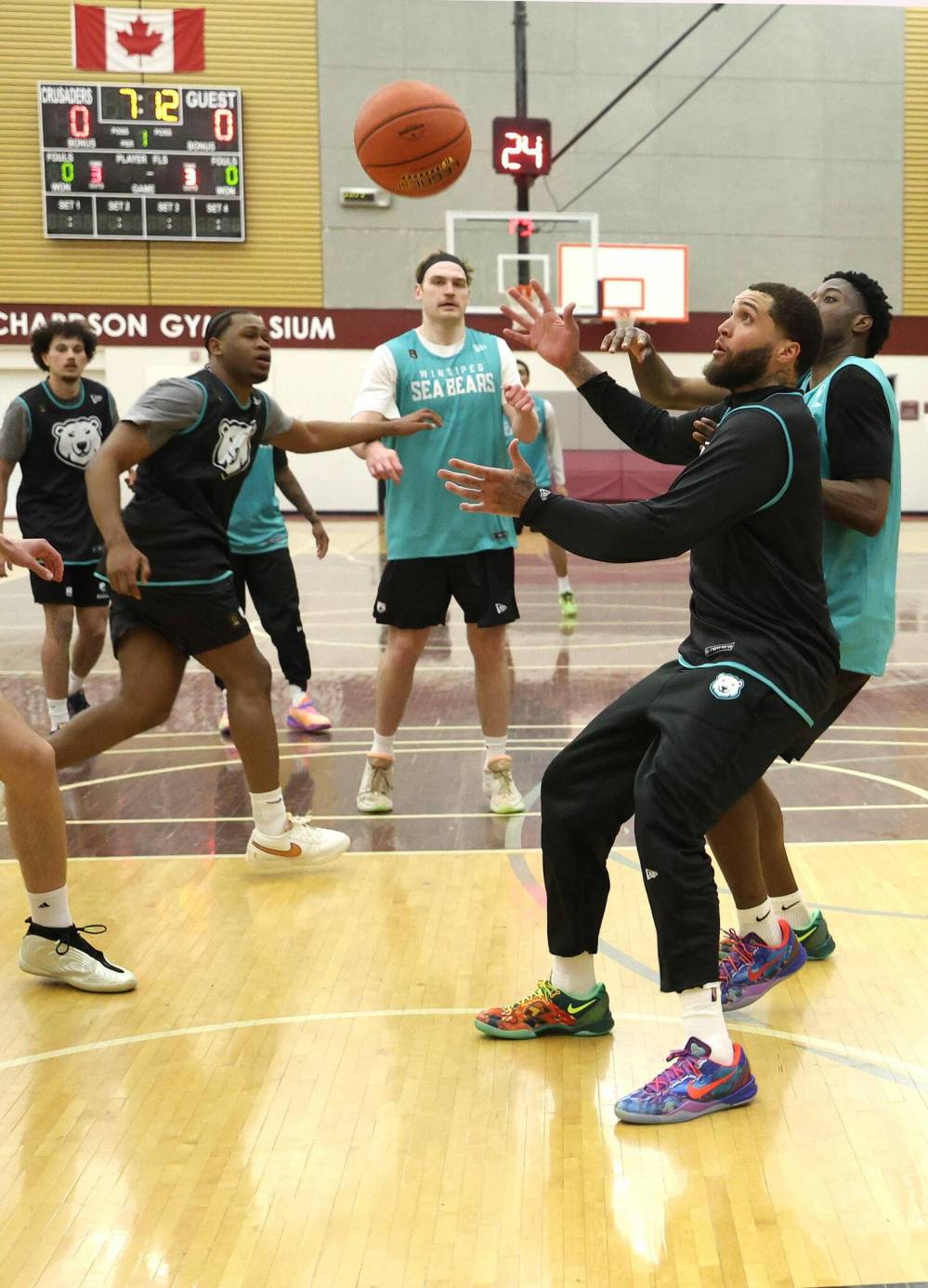 Ruth Bonneville / Free Press
Winnipeg Sea Bears’ Teddy Allen (front right), on the court during the Sea Bears training camp at St. Paul’s High School, Thursday.
