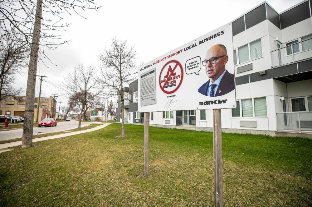 MIKAELA MACKENZIE / FREE PRESS
A sign, which slams Mayor Scott Gillingham for not supporting Sals in its contract with two city golf courses, has been erected outside of 480 Waterfront Dr.