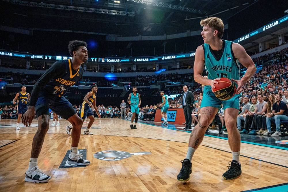 NIC ADAM / FREE PRESS FILES
Winnipeg Sea Bears’ Davion Warren (left) and Simon Hildebrandt (right) are now teammates, but have gone toe-to-toe before when Warren played for the Edmonton Stingers. The Sea Bears tip off the regular season against the Stingers on Saturday.