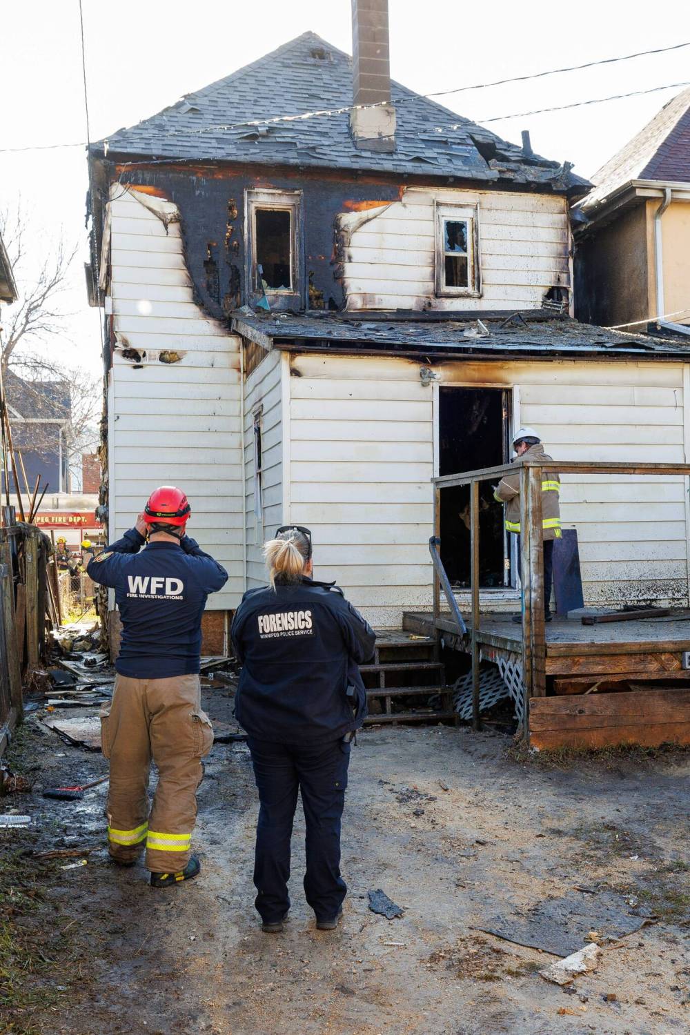 WFPS crews including fire safety officers and police forensic units at the scene of a house fire at 584 Langside Street. (Mike Deal / Free Press)