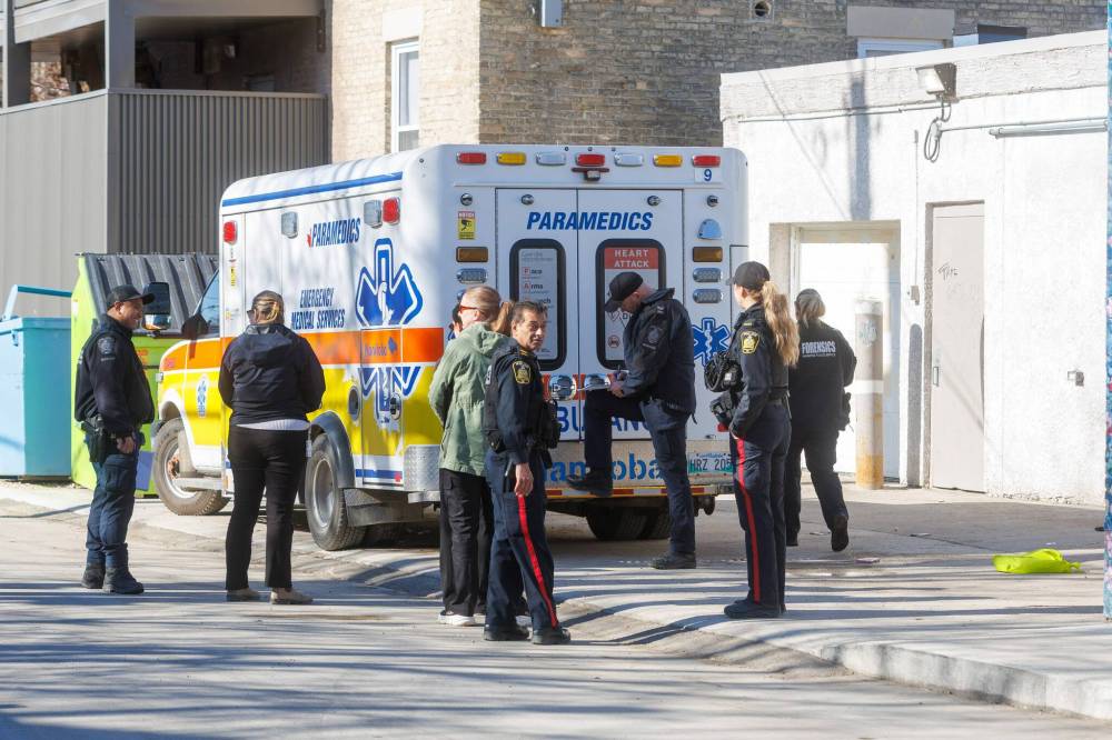 WFPS crews including fire safety officers and Winnipeg Police Service forensic units at the scene of a house fire at 584 Langside St. (Mike Deal / Free Press)