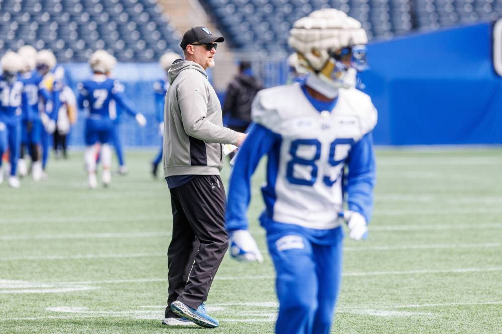 MIKE DEAL / FREE PRESS
Winnipeg Blue Bombers head coach Mike O’Shea (left) is impressed with rookie offensive linesman Tyler Elsbury, saying “he plays the game the right way.”