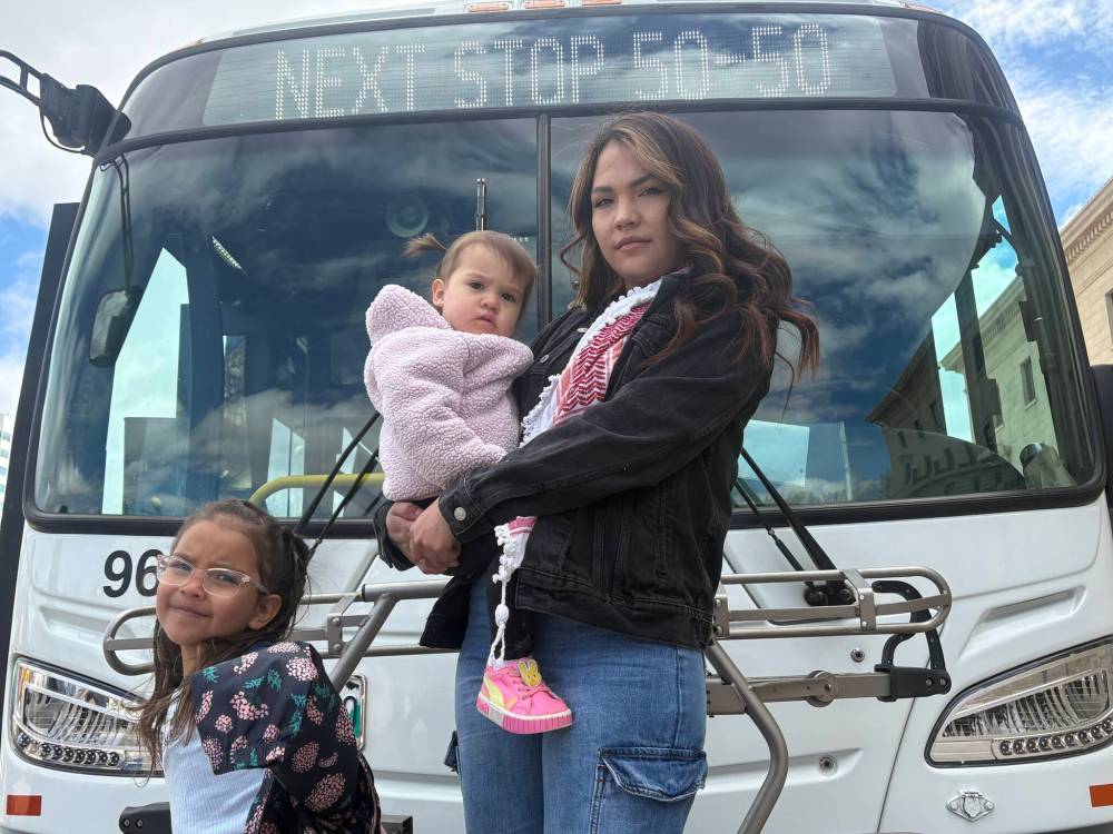 MORGAN MODJESKI / FREE PRESS
Kakeká Thundersky, northern and rural engagement coordinator for Climate Action Team Manitoba, attends Saturday’s rally with her two daughters.