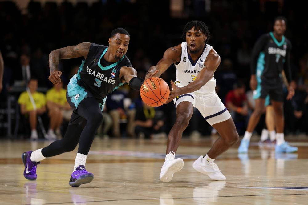 CEBL PHOTO
Winnipeg Sea Bears guard Davion Warren scrambles for a loose ball against the Edmonton Stingers at Expo Centre in Edmonton on Saturday.
