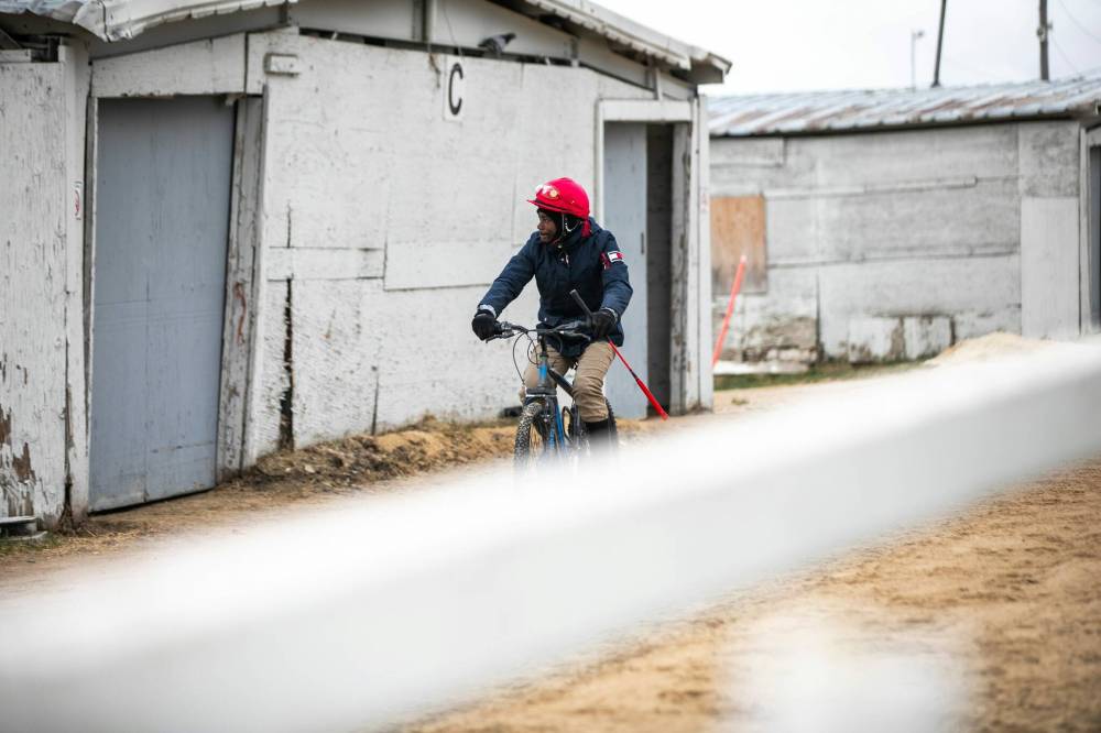 MIKAELA MACKENZIE / FREE PRESS
The jockeys, including Shavon Townsend, are in the saddle throughout the day, whether on bike or horse.