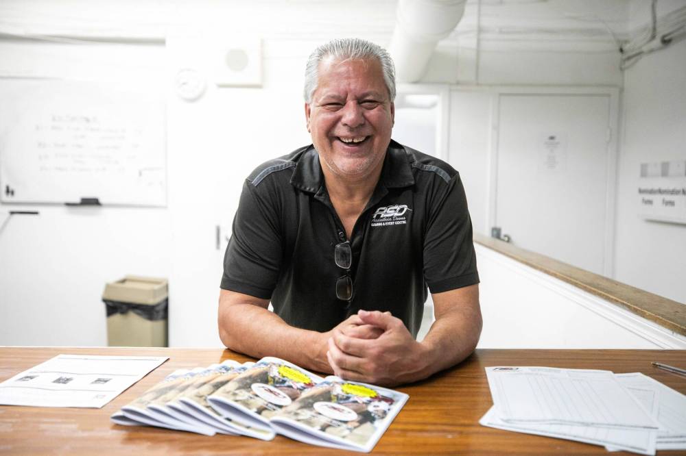 MIKAELA MACKENZIE / FREE PRESS
Kirt Contois has worked in some capacity at the Downs for more than 40 years, including the past 15 as the play-by-play announcer.