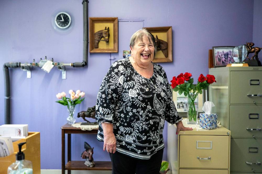 MIKAELA MACKENZIE / FREE PRESS
Track bookkeeper Louise Russell, a.k.a. Mama, has
been with the Downs for 43 years.
