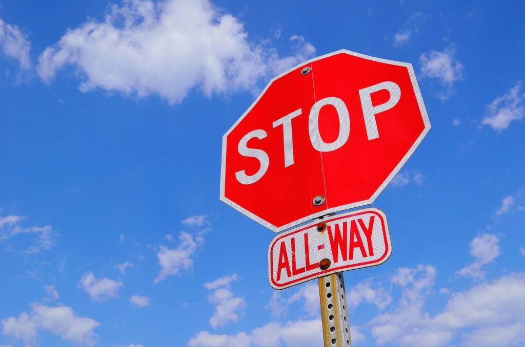 Hey drivers, &lsquo;almost stopped&rsquo; is not a thing. (ElasticComputeFarm/Pixabay)
