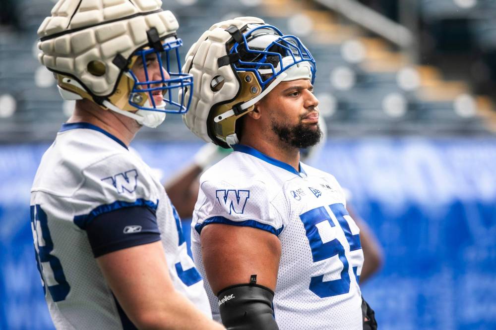 MIKAELA MACKENZIE / FREE PRESS
Winnipeg Blue Bombers offensive lineman Jarell Broxton (right) said he always strives to be a ‘student of the game.’