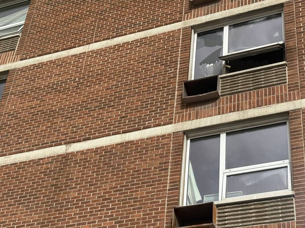 MORGAN MODJESKI / FREE PRESS
A broken window can be seen at 145 Powers St. following a fire inside of a suite at the Manitoba Housing building on Thursday. One resident says the entire building smelled of smoke and fire as a result of the blaze.