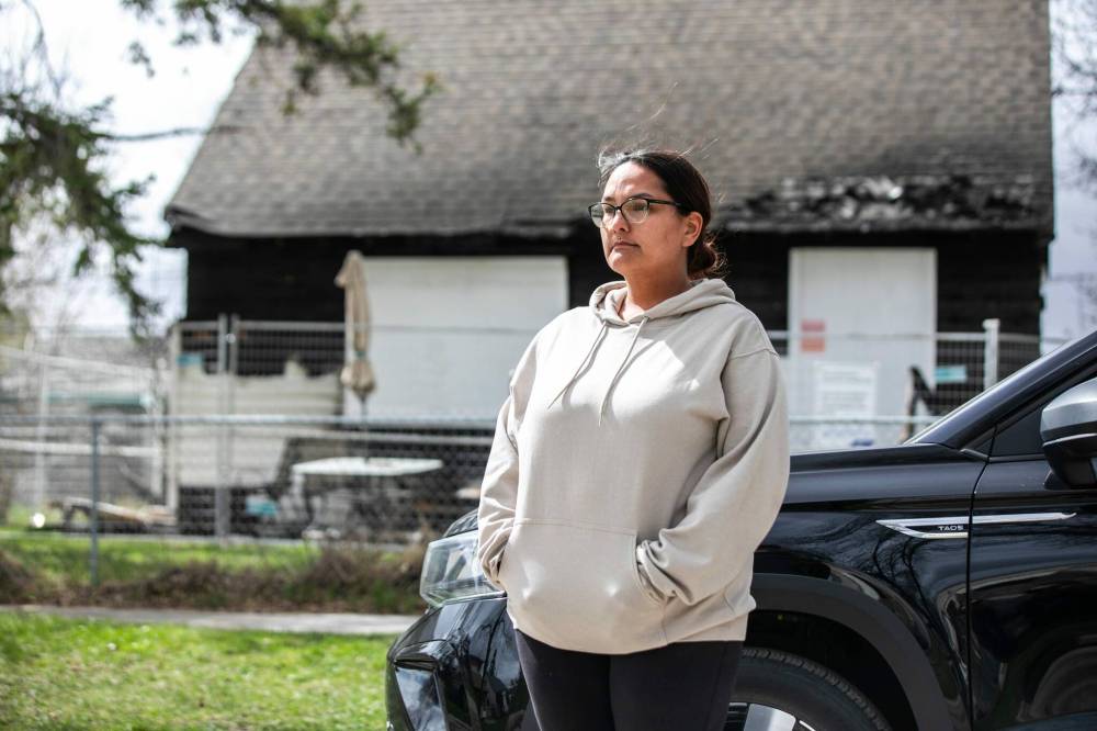 MIKAELA MACKENZIE / FREE PRESS
Melanie Flett says she and her father had no insurance, and the loss of the home has forced her to live in her car for the time being.