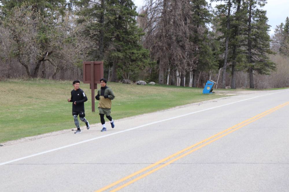 TYLER SEARLE / FREE PRESS
Cool temperatures did not keep joggers, cyclists and others from enjoying the long weekend in Birds Hill Provincial Park.
