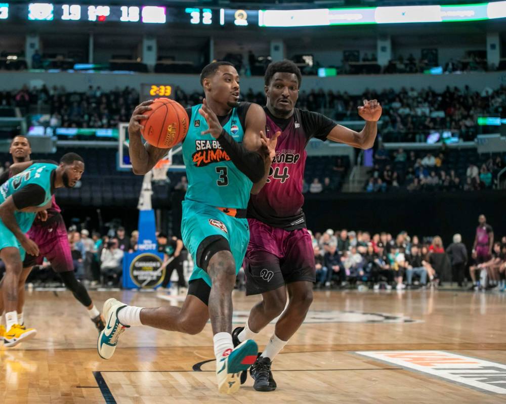 BROOK JONES/FREE PRESS
Winnipeg Sea Bears guard Davioin Warren (No. 3) drives towards the hoop while Saskatoon Mamba guard/forward Jamir Chaplin (No. 24) covers him during first quarter action on Saturday.