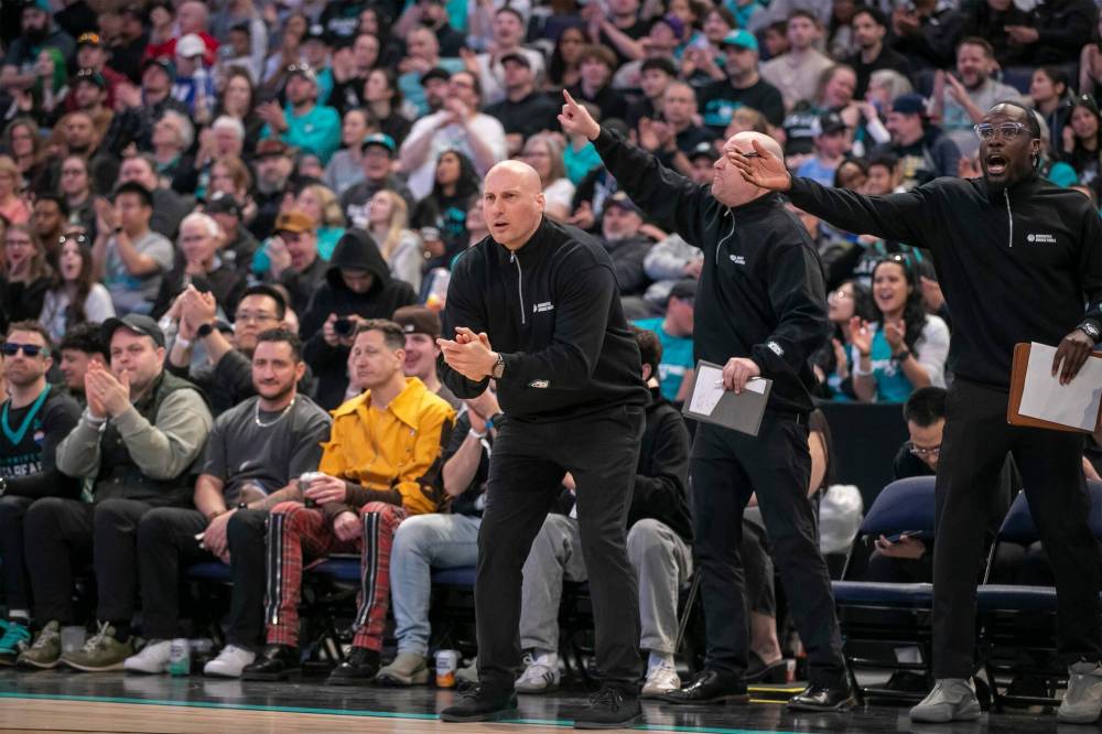 BROOK JONES/FREE PRESS
Winnipeg Sea Bears head coach Mike Raimbault encourages his players during first quarter action on Saturday.