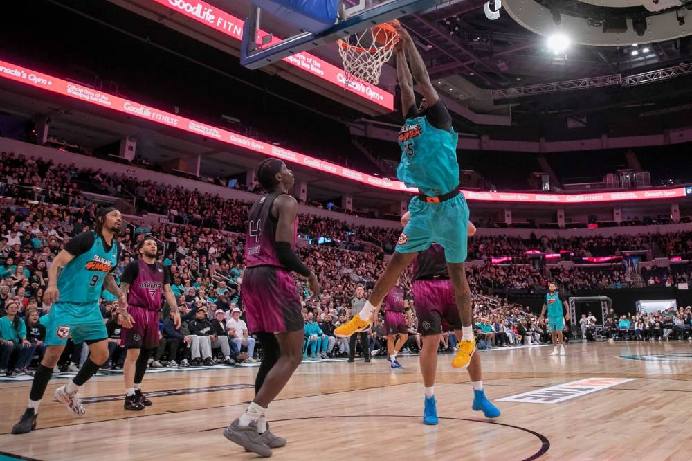BROOK JONES/FREE PRESS
Winnipeg Sea Bears centre Jeremiah Tilmon (No. 35) dunks during second quarter action on Saturday.