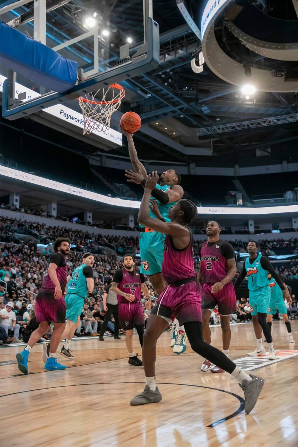 BROOK JONES/FREE PRESS
Winnipeg Sea Bears guard Davioin Warren (No. 3) leaps toward the hoop with the ball during second quarter action on Saturday.