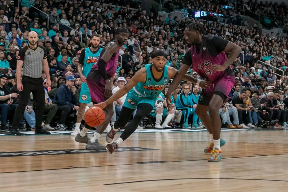 BROOK JONES/FREE PRESS
Winnipeg Sea Bears point guard Armani Chaney (No. 11) drives to the hoop with the ball while Saskatoon Mamba guard/forward Jamal Fuller covers him during first quarter action on Saturday.