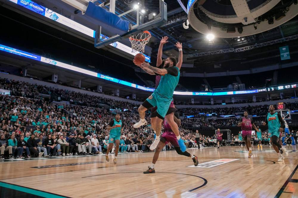 BROOK JONES/FREE PRESS
Winnipeg Sea Bears guard Teddy Allen (No. 8) evades a defender as attempts a layup during second quarter action on Saturday.