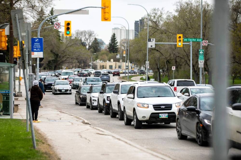 MIKAELA MACKENZIE / FREE PRESS
The four-lane section of St. Mary’s Road between Morier and Tache avenues creates a major bottleneck.