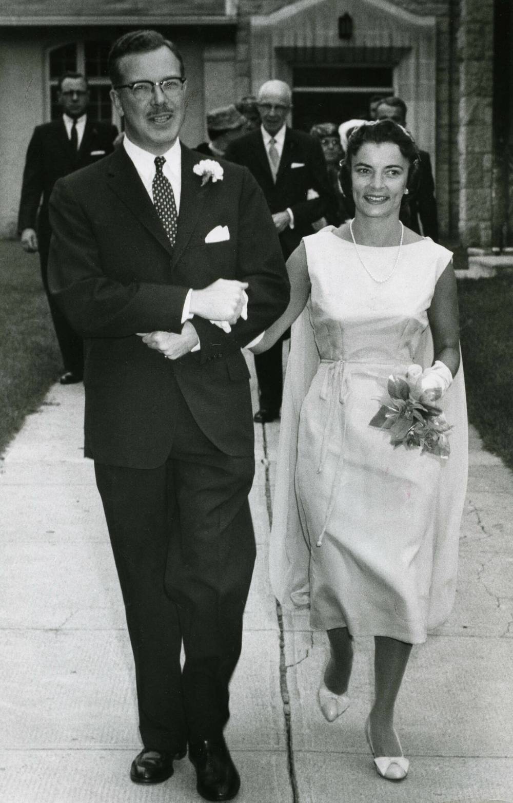 Manitoba premier and senator Duff Roblin and his wife, Mary Roblin, on their wedding day outside All Saints church, August 30, 1958. (University of Manitoba Archives / Winnipeg Tribune files)
