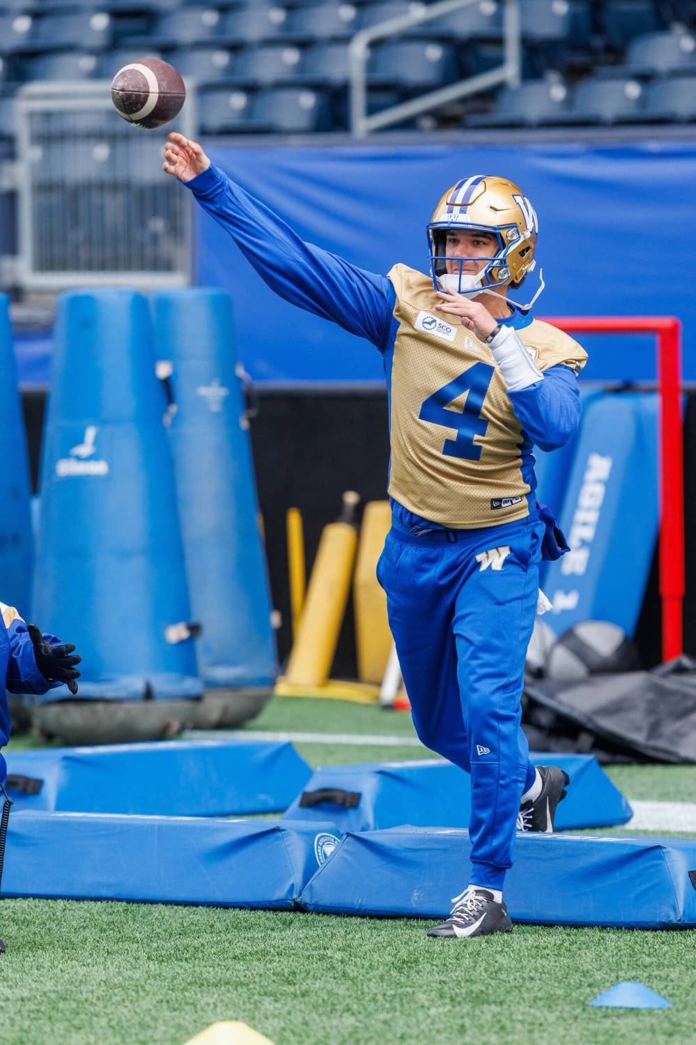 MIKE DEAL / FREE PRESS FILES
Quarterback Payton Thorne (4) informed Winnipeg Blue Bombers head coach Mike O’Shea on Thursday that he will be leaving the team.