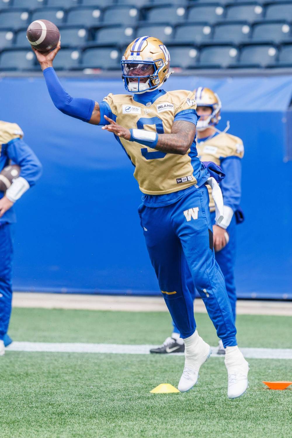 MIKE DEAL / FREE PRESS FILES
Winnipeg Blue Bombers quarterback Bryce Perkins (9) looks to be battling it out for the No. 3 gig on the club with fellow QB Terry Wilson.