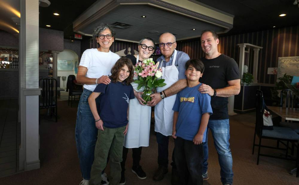 RUTH BONNEVILLE / FREE PRESS
After 30 years serving their community at 3318 Roblin Blvd., Bob and Maria Papasotiria, owners of Pappas Greek Food and Steak — pictured with family — are retiring and closing their restaurant.
