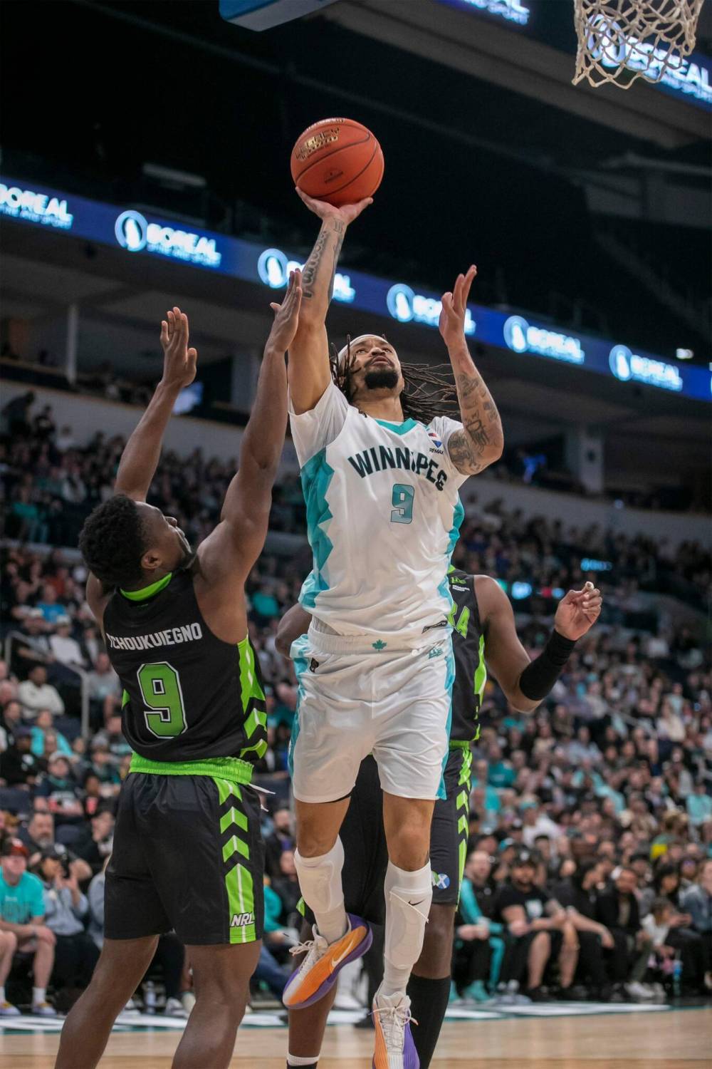 BROOK JONES / FREE PRESS
Winnipeg Sea Bears guard Trey McGowens shoots against Niagara River Lions guard Blondeau Tchoukuiegno.