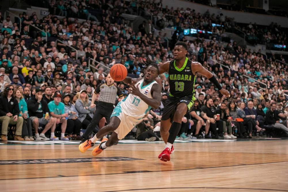 BROOK JONES / FREE PRESS
Winnipeg Sea Bears guard Nathan Bilamu (left) drives against Niagara River Lions forward Nathan Cayo.