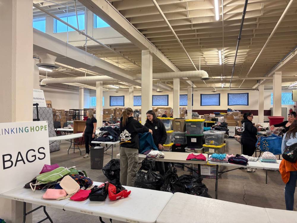 NICOLE BUFFIE/FREE PRESS
Linking Hope volunteers sort donations Saturday afternoon at the non-profit organization’s new warehouse at 323 Edwin St.