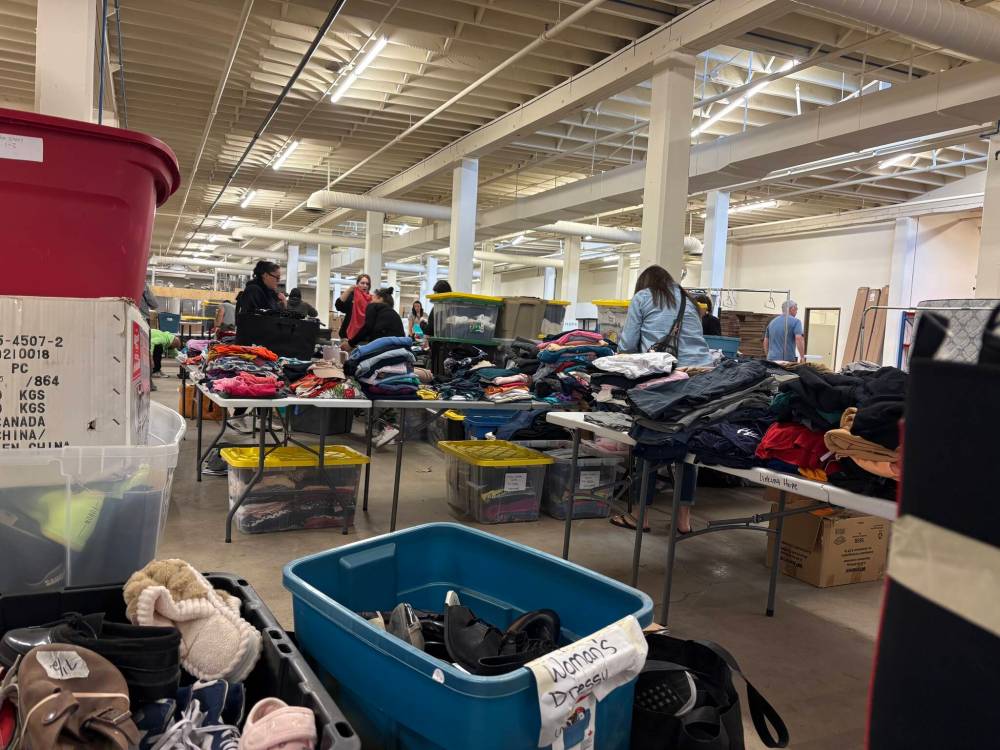 NICOLE BUFFIE/FREE PRESS
Linking Hope volunteers sort donations Saturday afternoon at the non-profit organization’s new warehouse at 323 Edwin St.