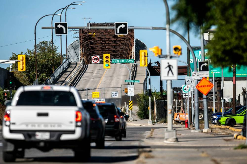 MIKAELA MACKENZIE / FREE PRESS FILES
Traffic volumes at the McPhillips underpass have increased by about 5,100 vehicles per weekday since the Arlington Bridge closed.