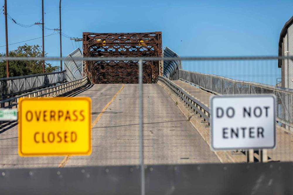 MIKAELA MACKENZIE / FREE PRESS FILES
Winnipeg city council’s public works committee approved a $10-million contract for the first round of work to remove the old structure.