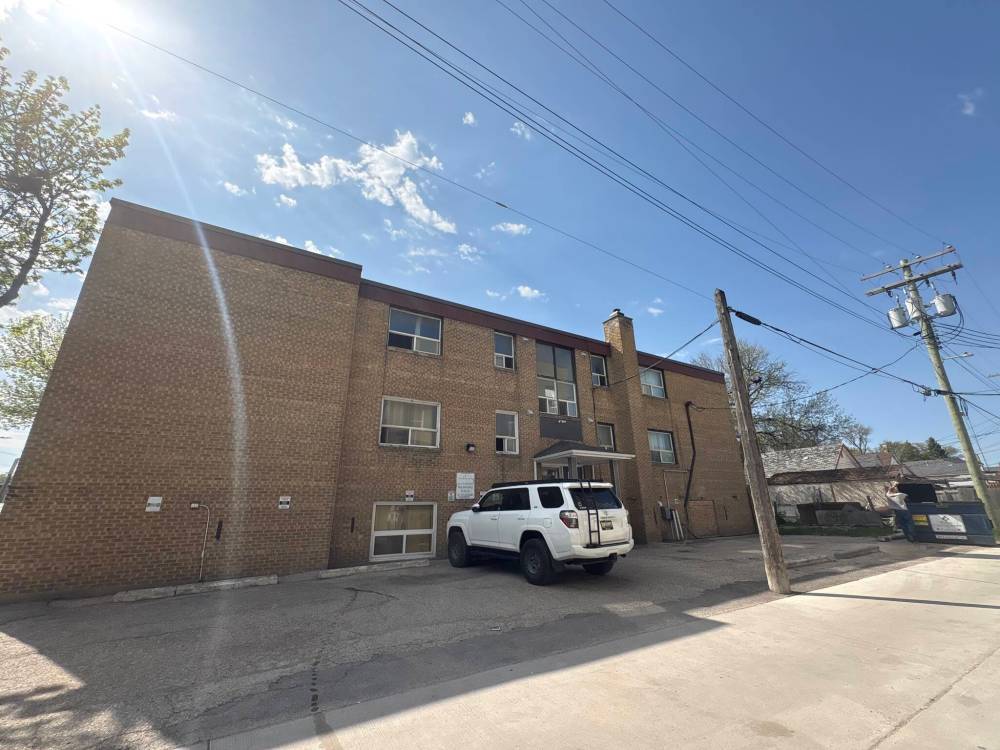 MORGAN MODJESKI / FREE PRESS
A man was killed at an apartment block in the 700 block of Sargent Avenue on Sunday. People at the apartment, which is a supported-living home for men, say the incident happened over the lunch hour.