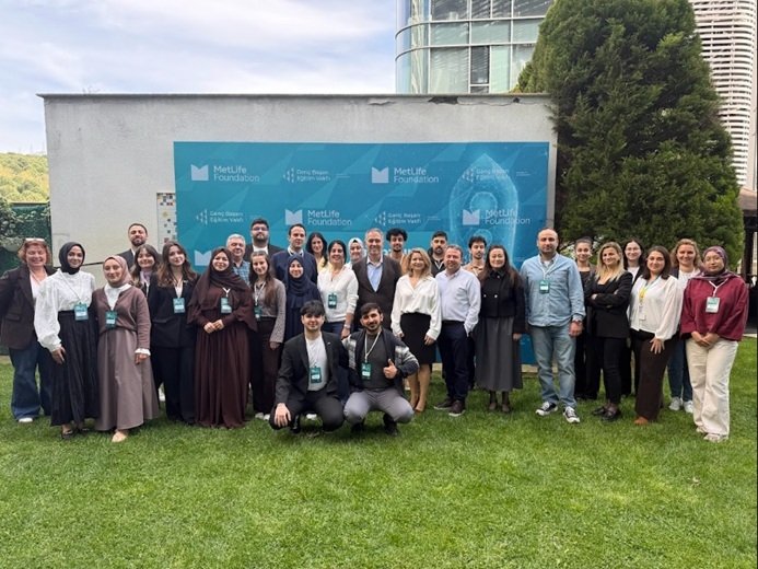 The JA StartUp Türkiye provides participants with a comprehensive entrepreneurship curriculum. (Courtesy of MetLife Foundation)