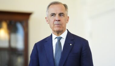 Majority of Canadians believe economy is on the wrong track: poll