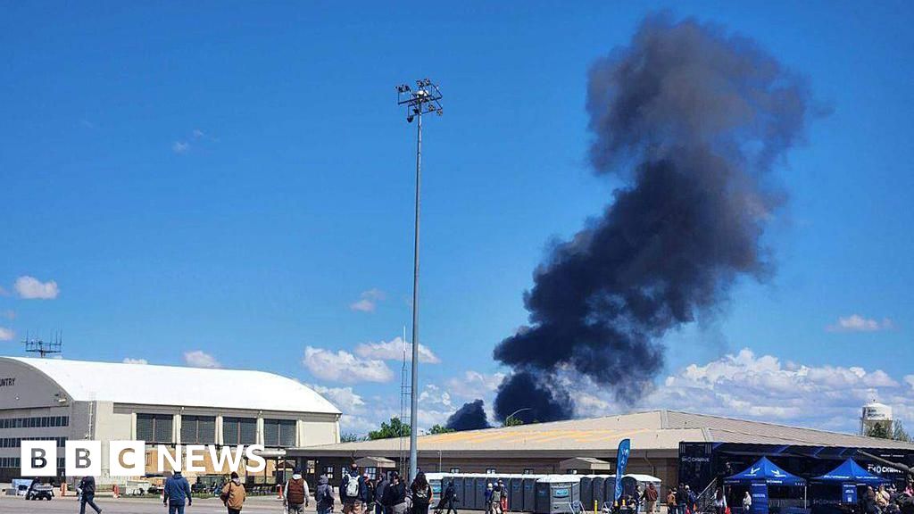 US Navy fighter jets collide during Idaho air show - BBC