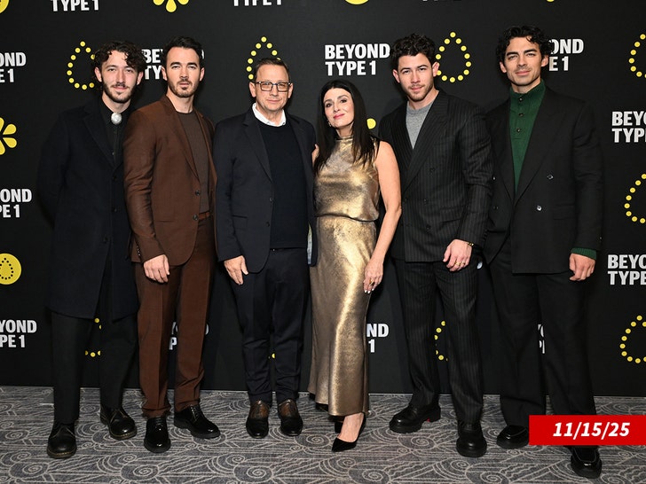 Denise and Kevin Jonas Sr and joneas brothers getty 1