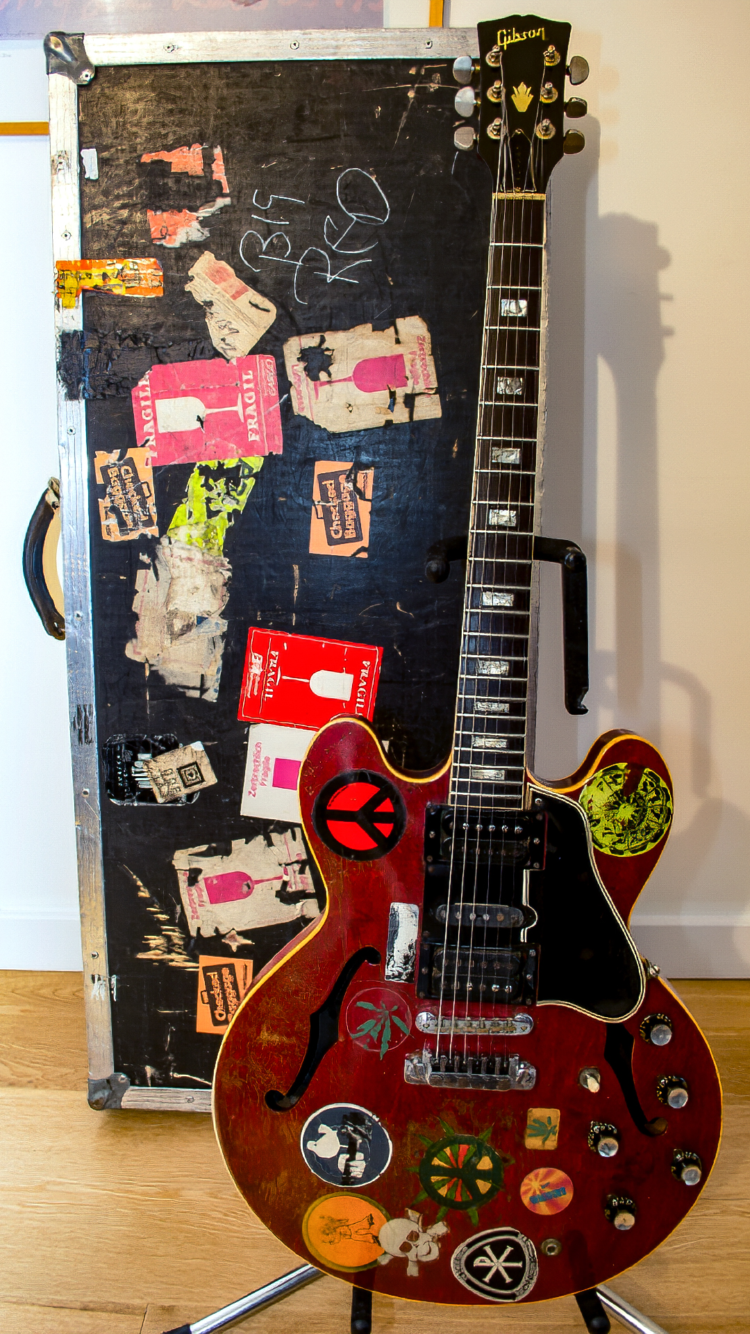 A photo of Alvin Lee's Gibson ES-335 and case, owned by Lee's daughter Jasmin as of 2026.