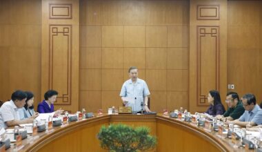 Top leader calls for historic transformation of traditional medicine