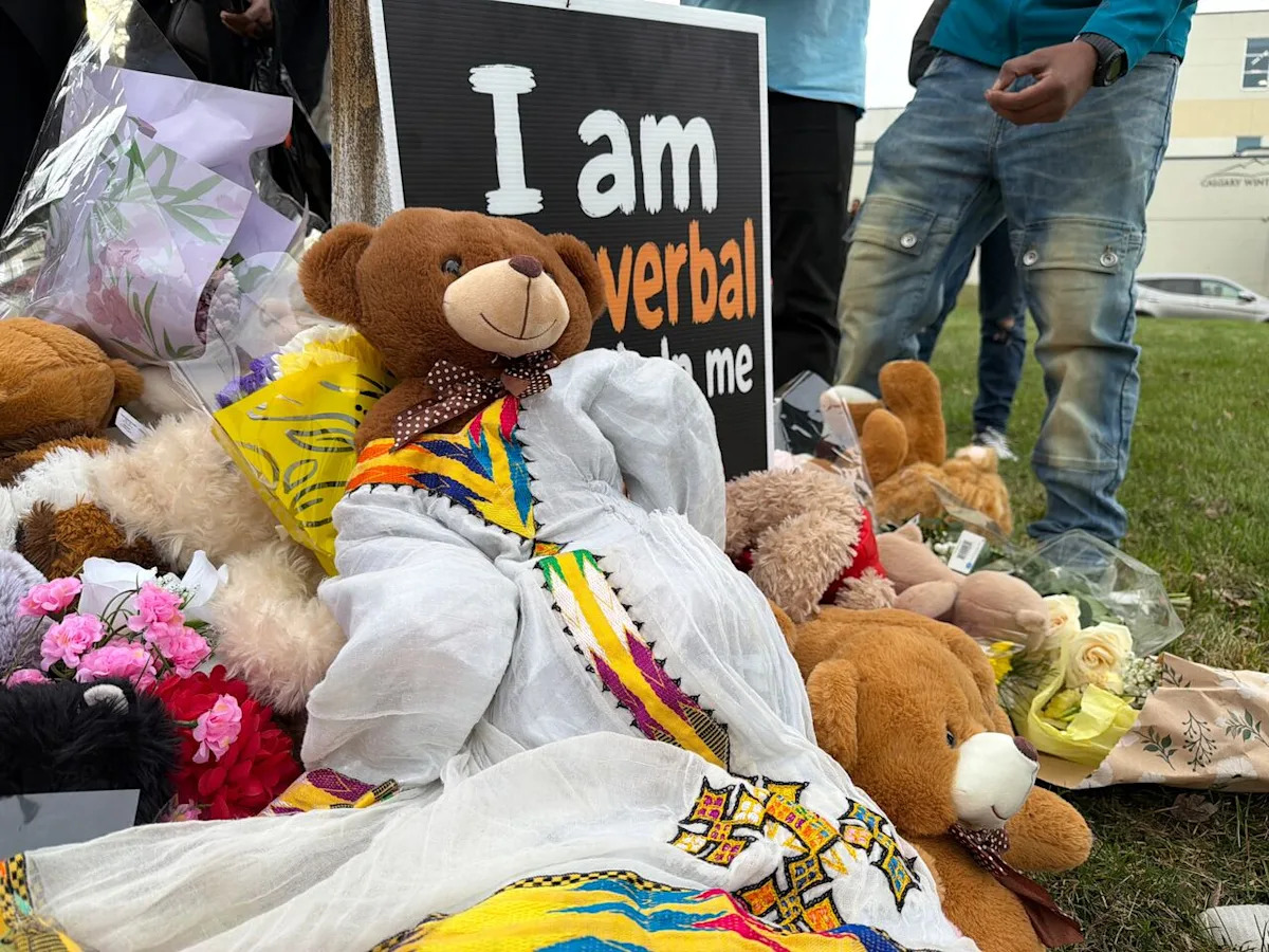 Crowd mourns 2 young children at candlelight vigil in Calgary Friday night