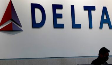 ‘Just rip him off the plane’: Passenger removed from Delta flight for refusing to end call - CTV News