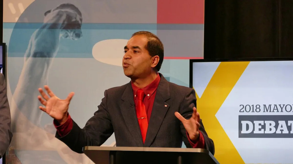 Real estate agent Umar Hayat making another run at Winnipeg mayor's office