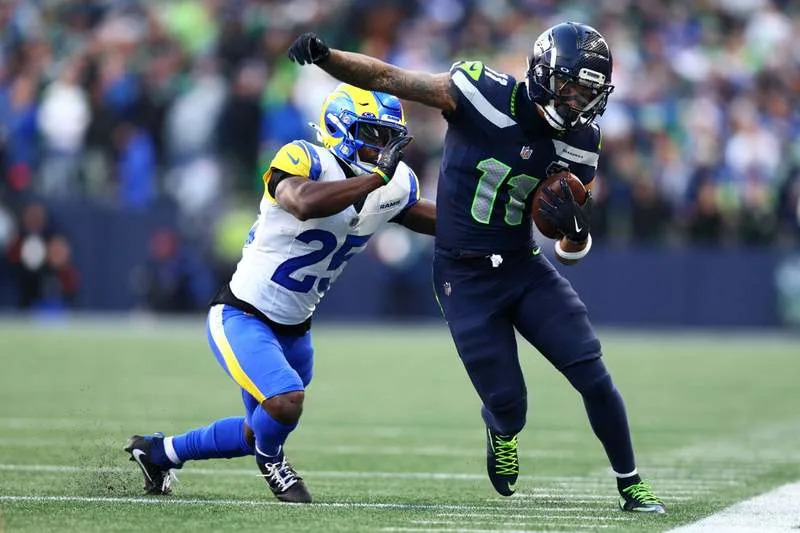 NFL, American Football Herren, USA NFC Championship Game-Los Angeles Rams at Seattle Seahawks Jan 25, 2026 Seattle, WA, USA Seattle Seahawks wide receiver Jaxon Smith-Njigba 11 runs against Los Angeles Rams cornerback Roger McCreary 25 during the first half in the 2026 NFC Championship Game at Lumen Field. Seattle Lumen Field, WA USA, EDITORIAL USE ONLY PUBLICATIONxINxGERxSUIxAUTxONLY Copyright: xKevinxNgx 20260125_lbm_cf9_040