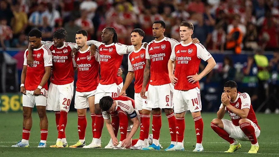 Arsenal players during the penalty shootout 