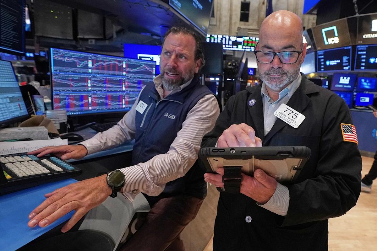 US stocks fall further from their records after bond markets crank up the pressure