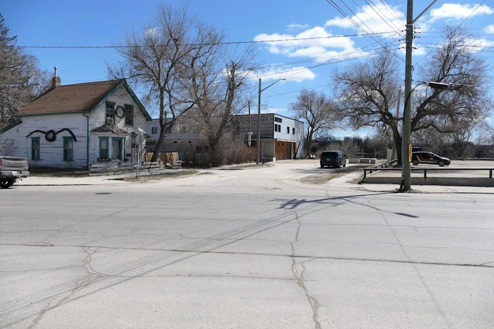 Winnipeg police arrested a 35-year-old American fugitive after conducting a traffic stop at Higgins Avenue and McArthur Street on Thursday.